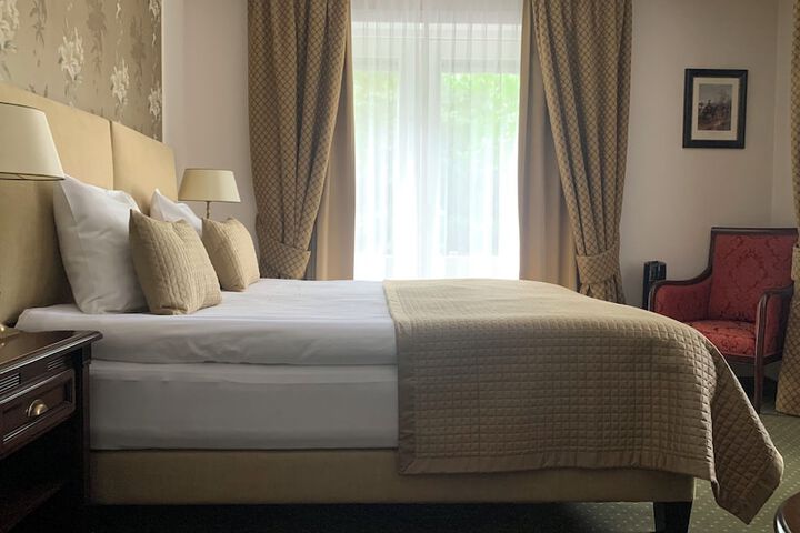 Room 11 of 40