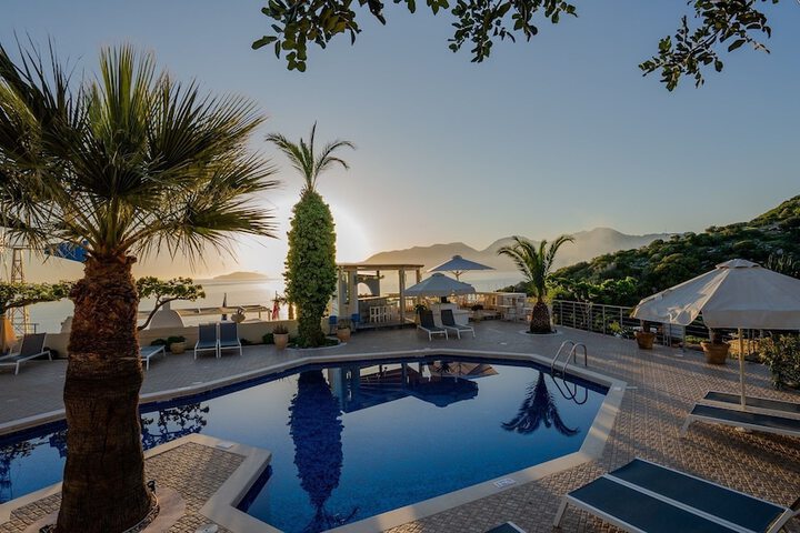 Hotel Pool