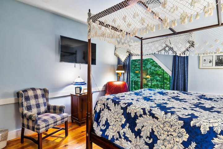 Snug Hug Queen Suite with Fireplace (45 of 131)