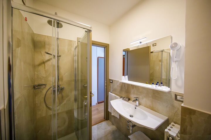 Room 15 of 37