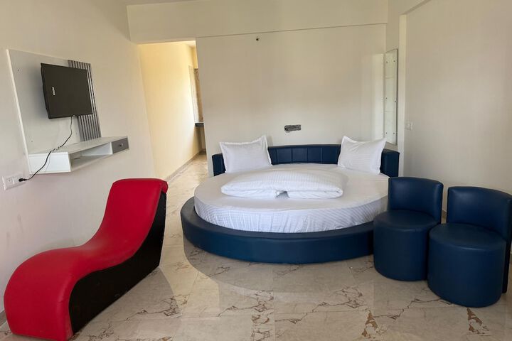 Room 9 of 12