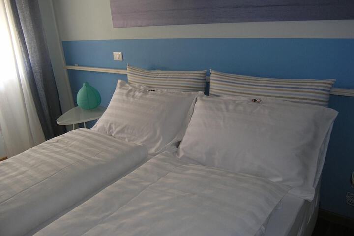 Room 10 of 25