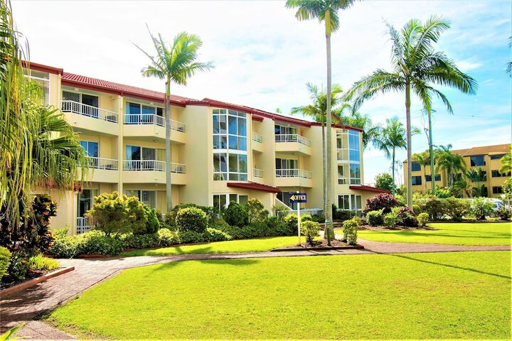 Hotel Exterior 34 of 42