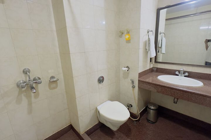Room 8 of 18