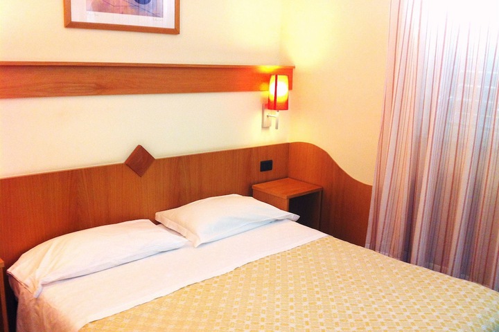 Room 4 of 40