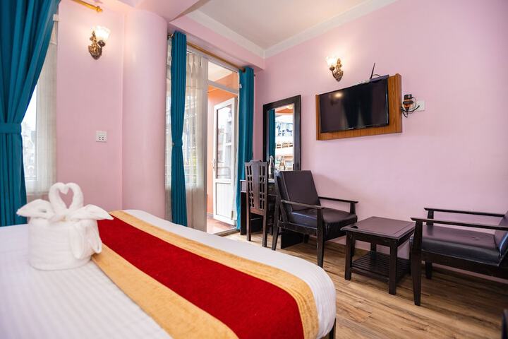 Room 4 of 8