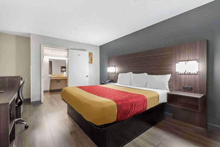 1 King Bed (6 of 15)
