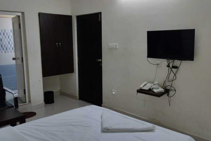 Room 7 of 12