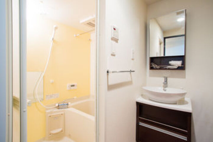 Room 2 of 10