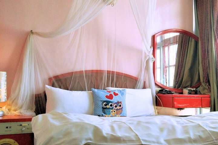 Room 6 of 18