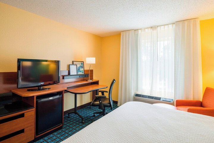 1 King Bed Work Desk Microwave and Refrigerator WiFi Continental Breakfast (4 of 11)