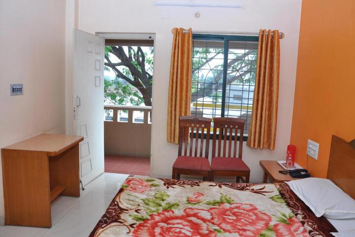 Vinayaka Deluxe Lodge