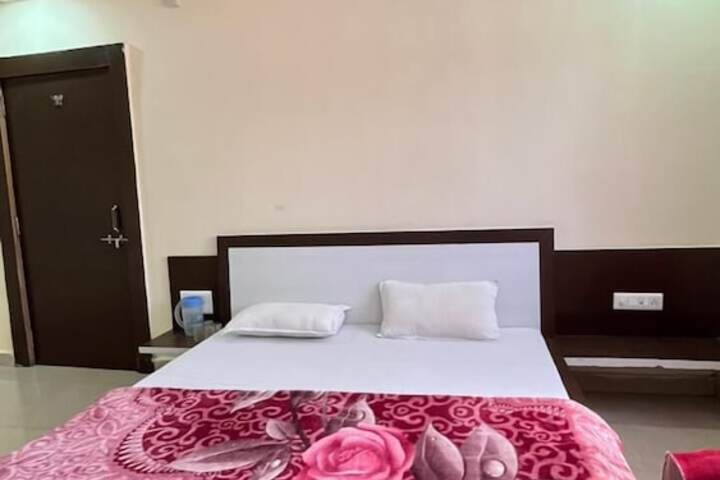 Room 5 of 12