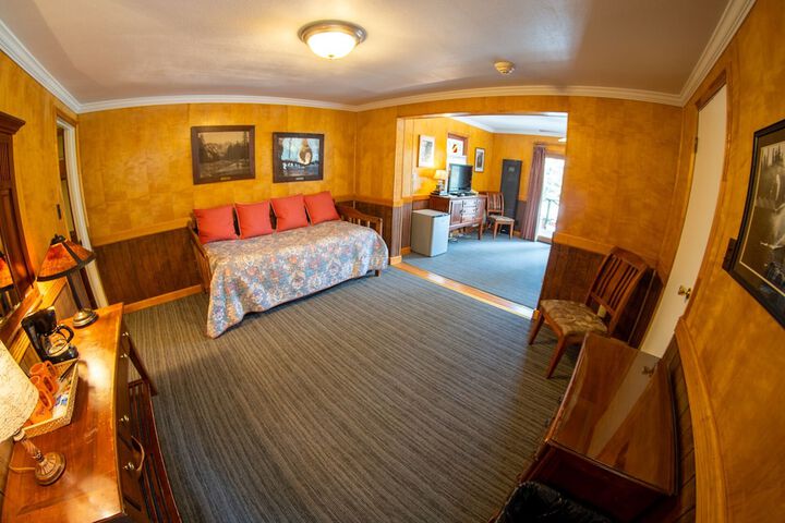1 King Bed Mountain View (26 of 28)