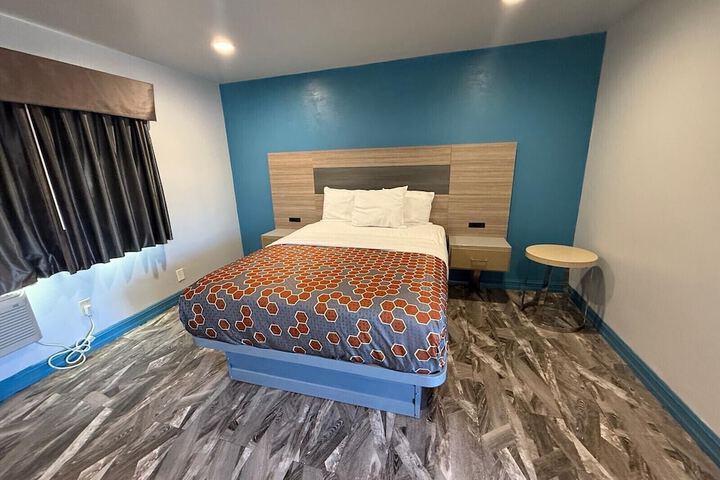 Business Single Queen Bed (5 of 16)