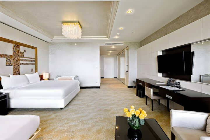 Room 16 of 100