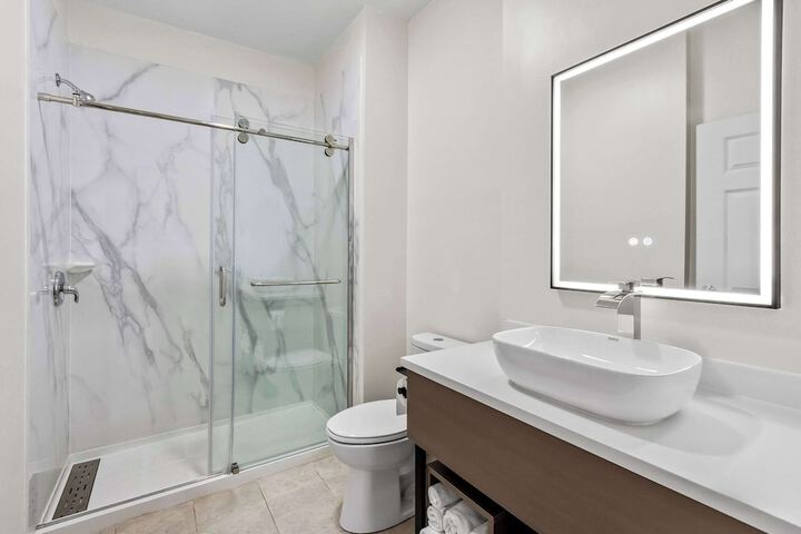 3 Queen Beds Efficiency Accessible (5 of 10)