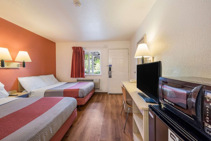 1 Queen Bed (1 of 19)