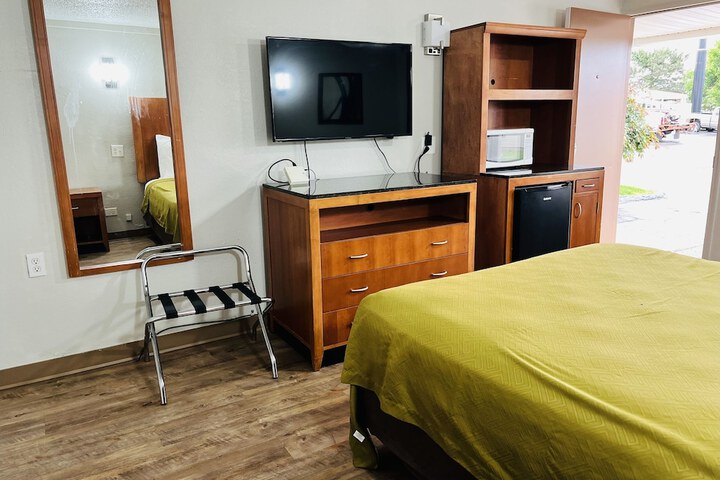1 King Bed (2 of 19)