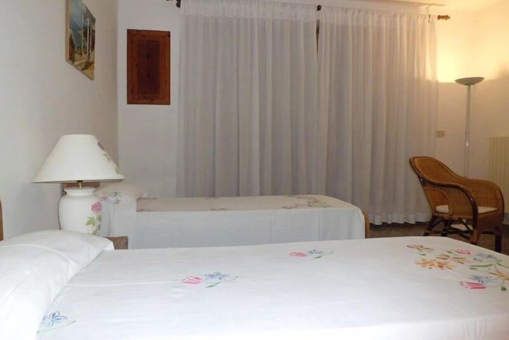 Room 9 of 16