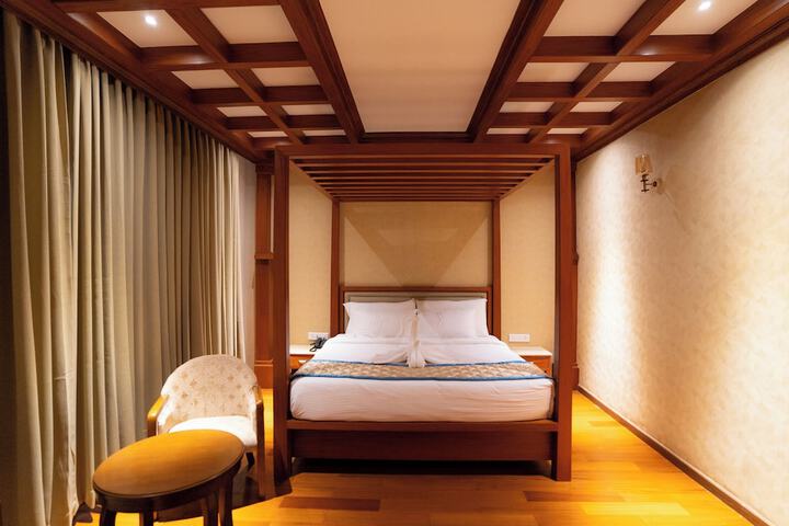Room 13 of 34