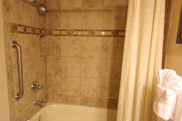 Deep soaking bathtub