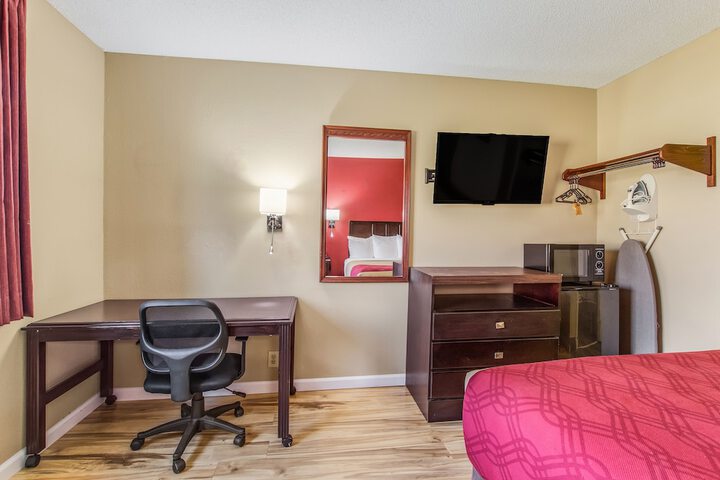 1 Queen Bed (8 of 16)