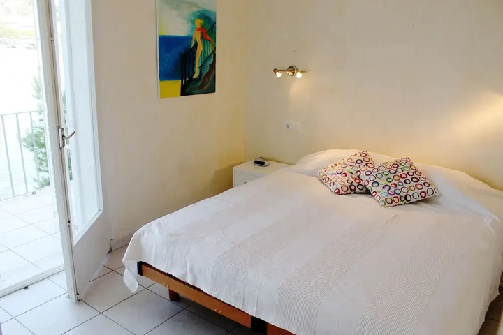 Room 2 of 10