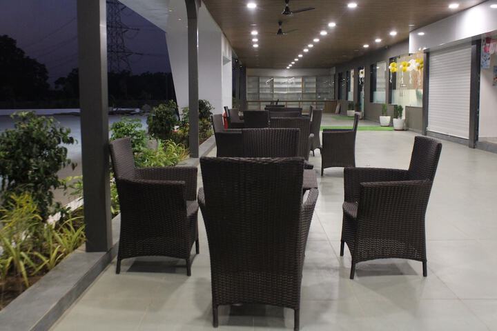 Lounge 12 of 16