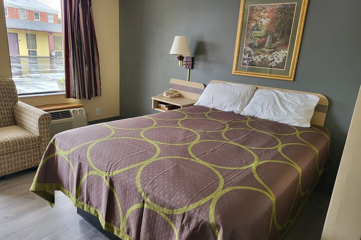 1 Queen Bed (6 of 18)