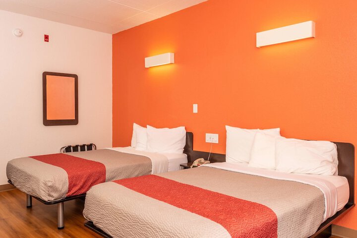 Deluxe Room 2 Double Beds Refrigerator, Microwave (6 of 8)