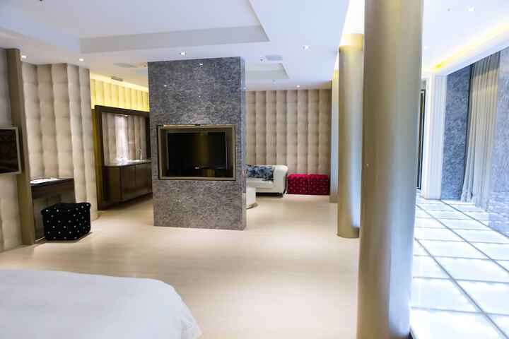Room 50 of 81