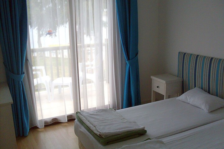 Room 11 of 100