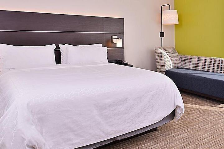 1 King Bed Accessible (8 of 21)