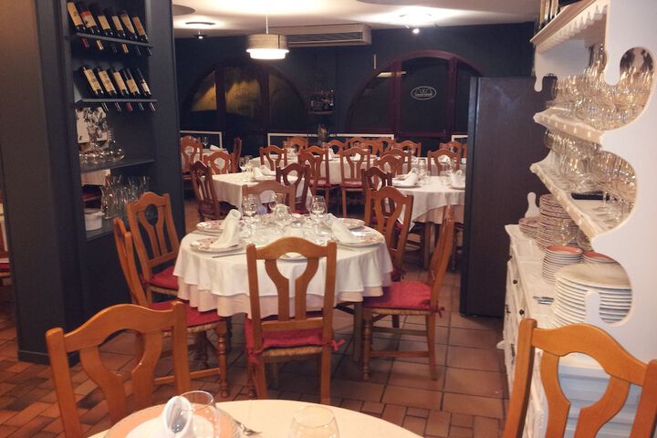 Dining 8 of 12