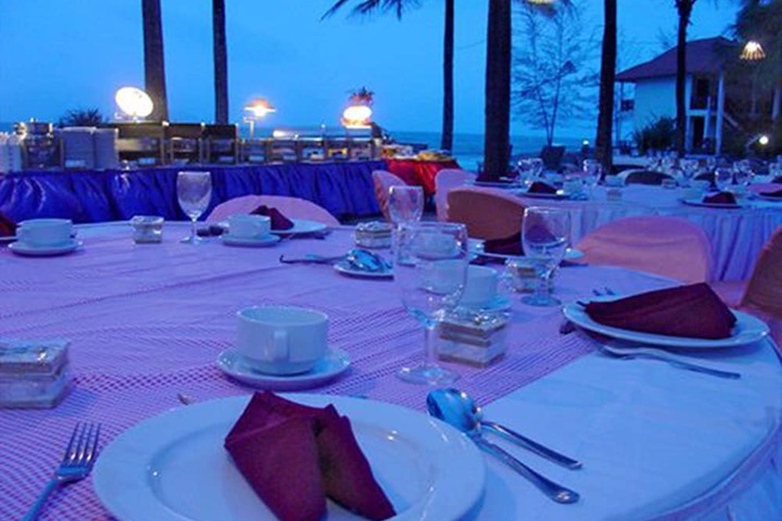 Dining 35 of 42