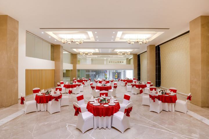 Ballroom/Hall 35 of 44