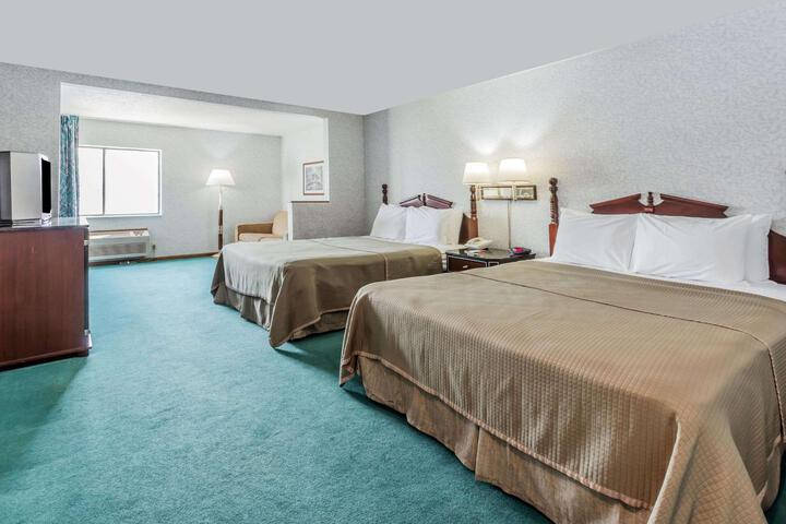 2 Queen Beds (3 of 6)
