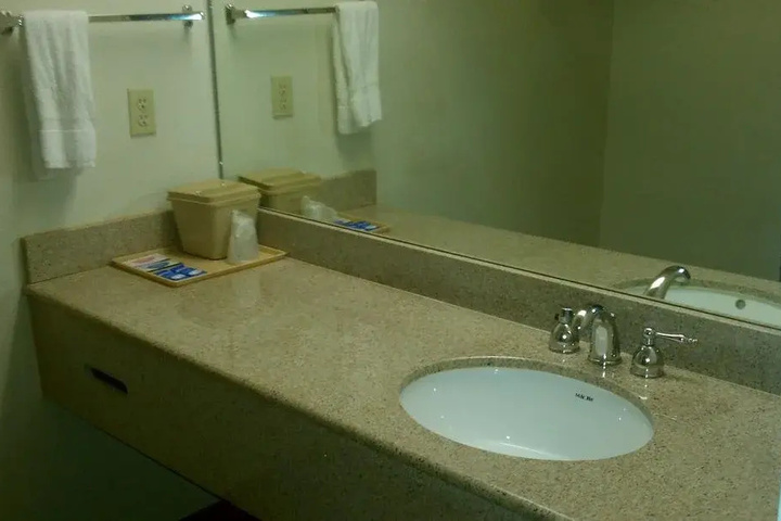 Room 4 of 6