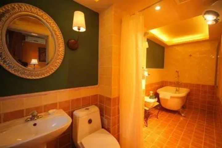 Room 8 of 12