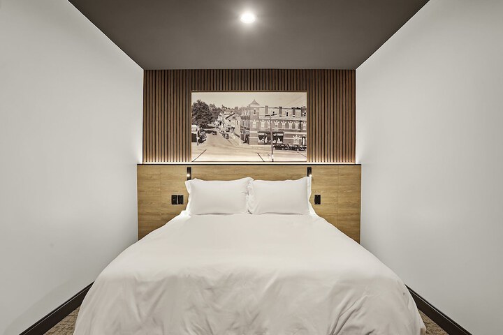 Deluxe Room 1 Queen Bed Mobility Accessible (26 of 26)