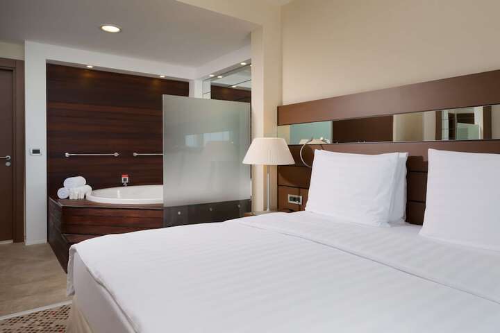 Room 27 of 410