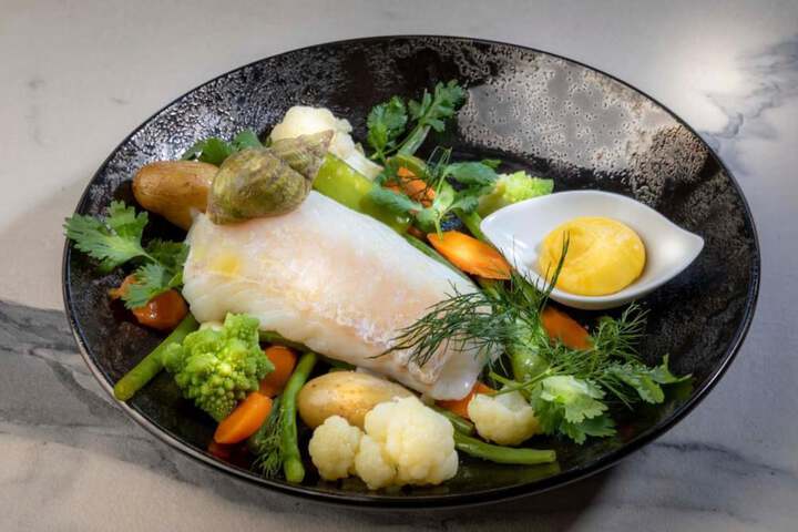 Lounge 27 of 44