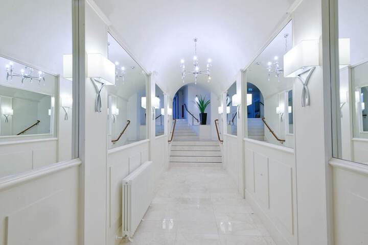 Ballroom/Hall 27 of 31