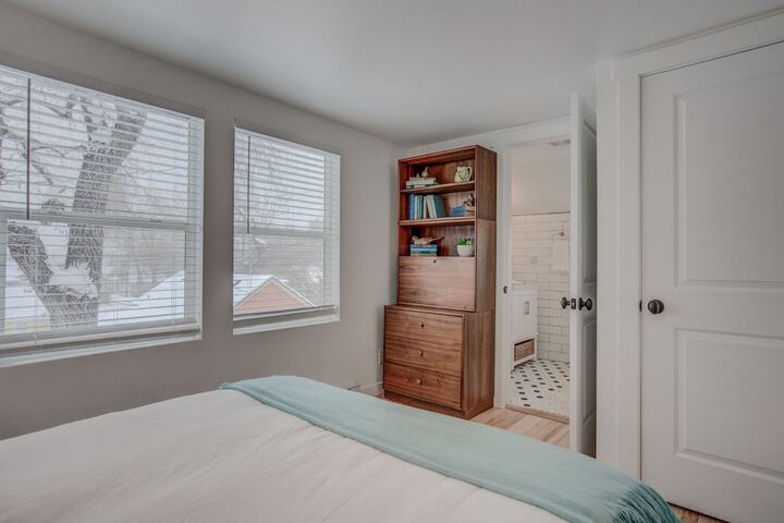Room 4 of 28