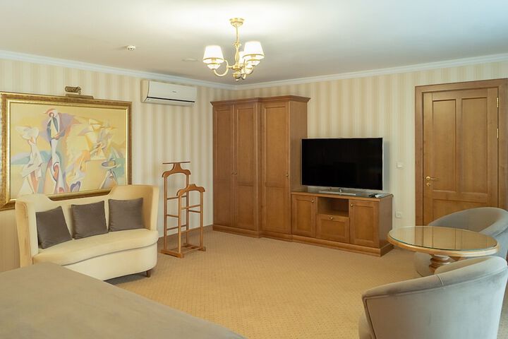 Room 28 of 47