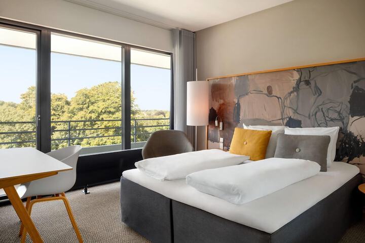 Room 25 of 102
