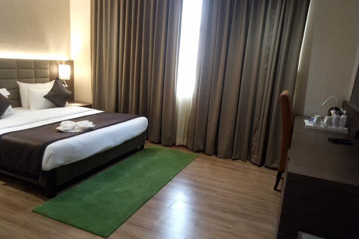 Room 10 of 32