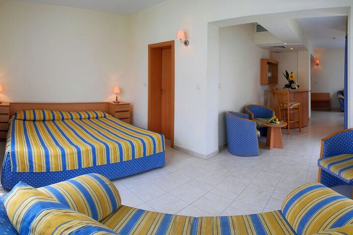 Room 6 of 39