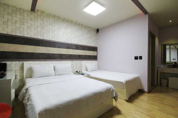 Room 11 of 33